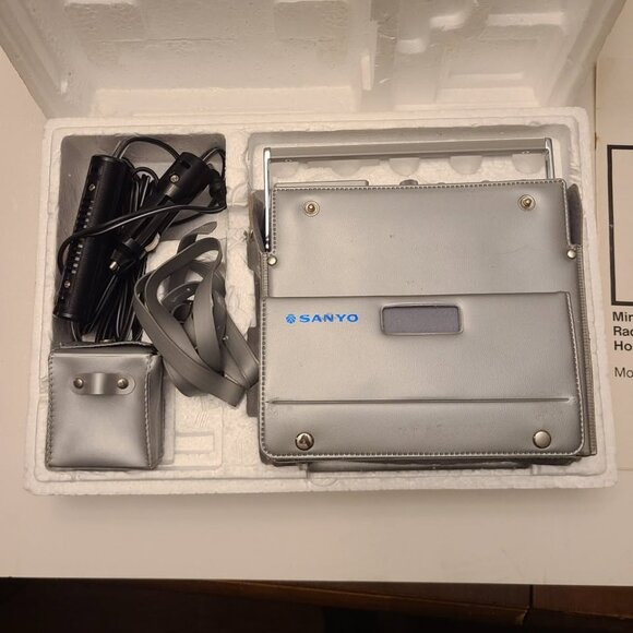 Vintage Sanyo TPM1000 Portable Mini TV & AM-FM Radio Receiver - Picture 4 of 10